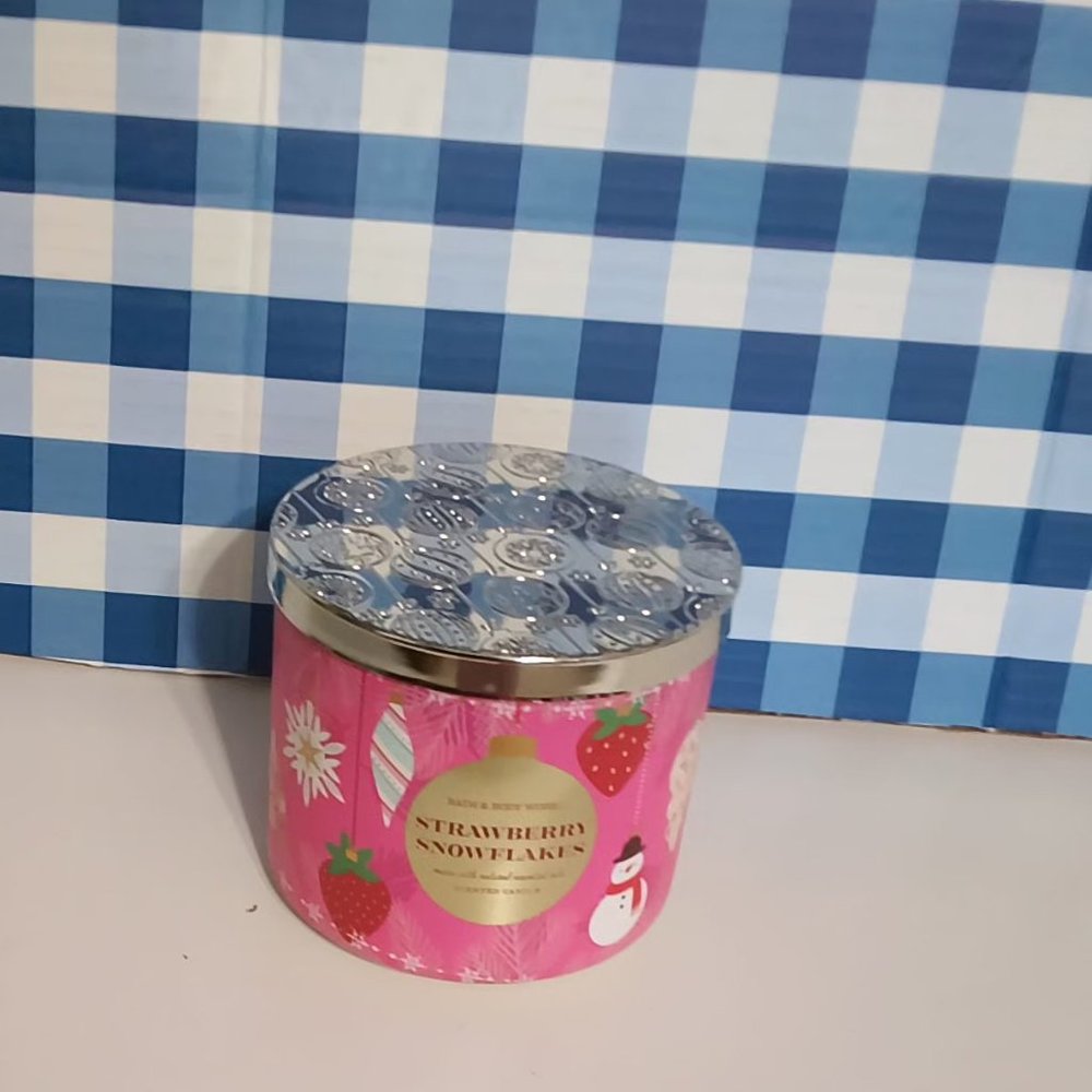 Bath and body Candle Strawberry and Snowflake